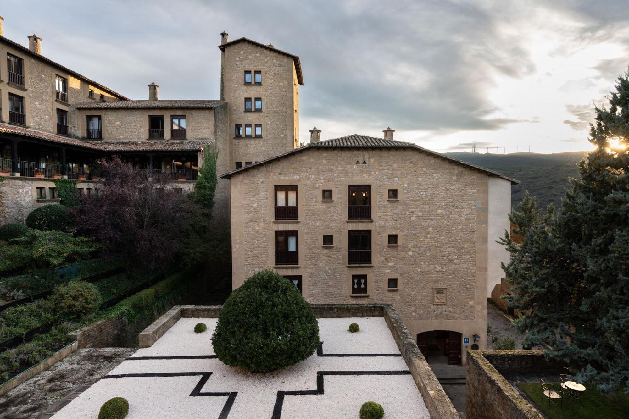 Parador De Sos Del Rey Catolico Exterior photo